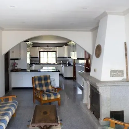 Casa Terrea Com 3 Quartos E Piscina