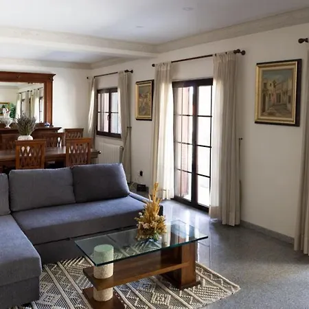 Casa Terrea Com 3 Quartos E Piscina